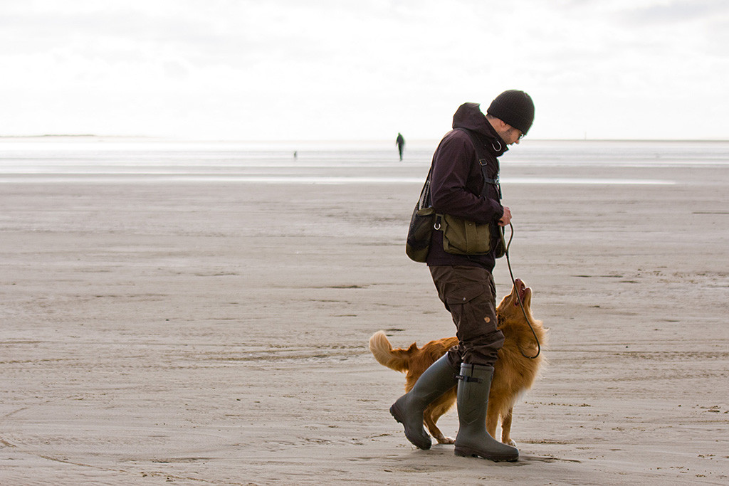 Edison läuft an Stephans Seite und schaut zu ihm breit lächelnd hoch