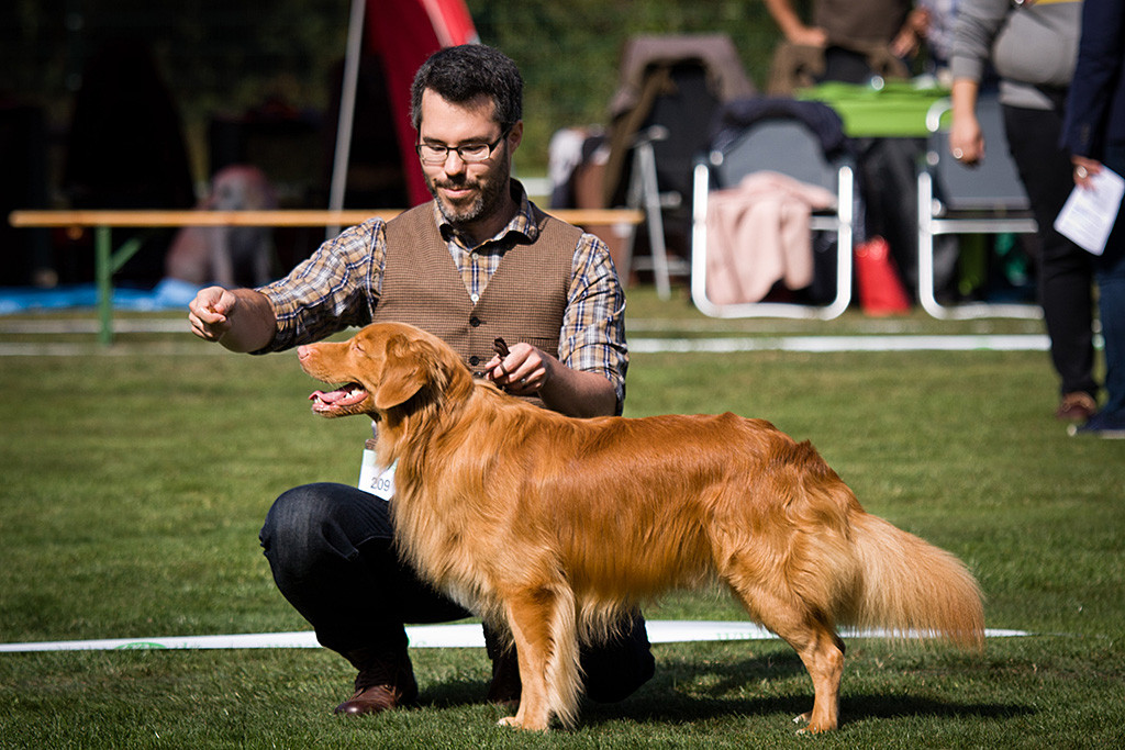 Edison steht lächelnd im Ring, dahinter kniet Stephan