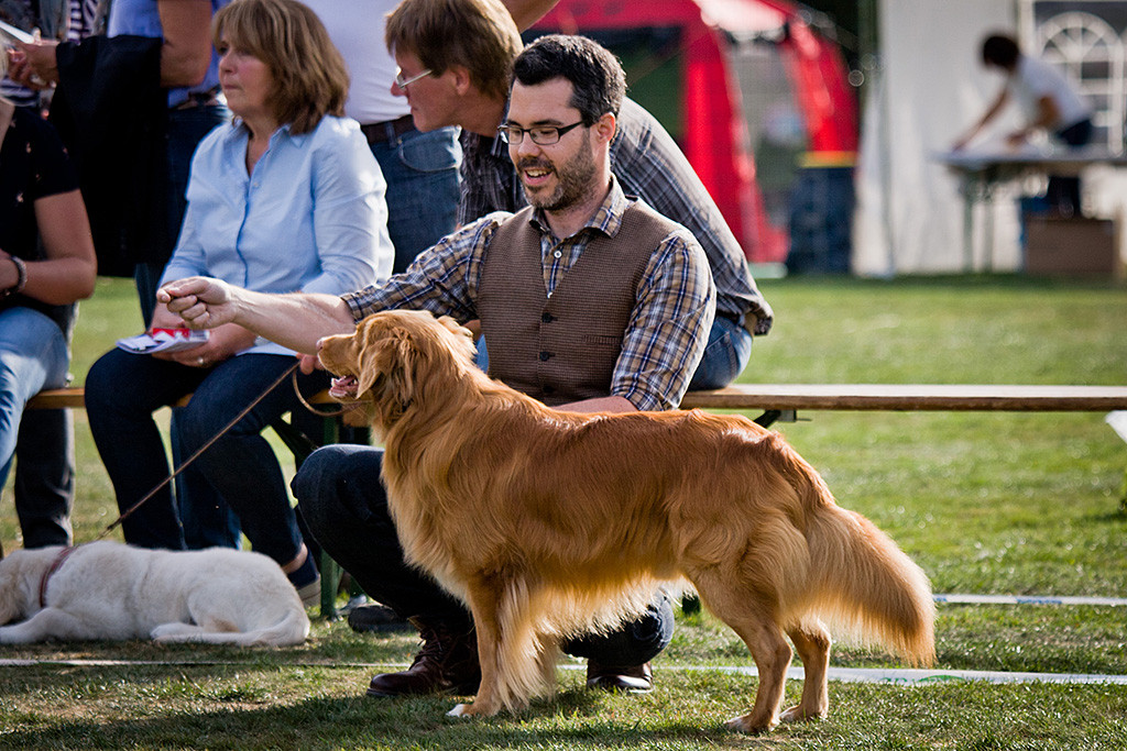 Edison steht im Ehrenring, hinter ihm kniet Stephan, beide lächeln