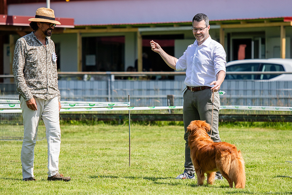 Newton steht in Pose während der Richter ihn grinsend das erste Mal begutachtet