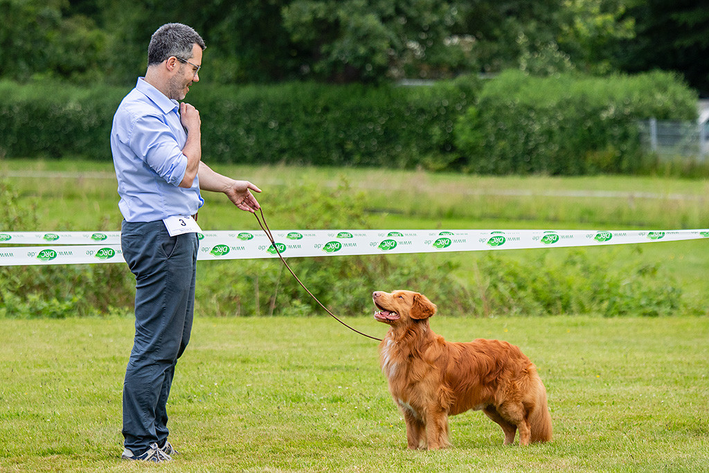 Newton steht frontal vor Stephan in Pose und schaut lächelnd zu ihm hoch