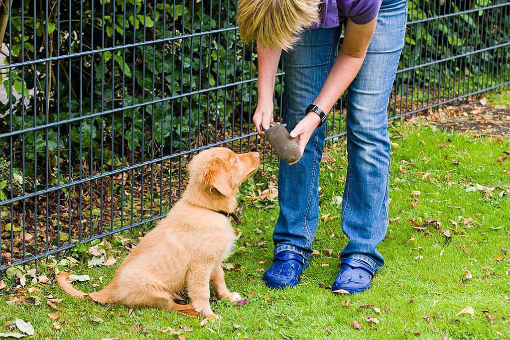 Edison sitzt vor Sigrid, die einen Dummy in der Hand hält