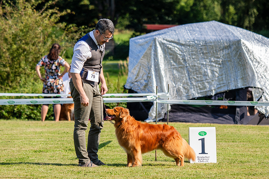 Edison steht frontal vor Stephan in Pose