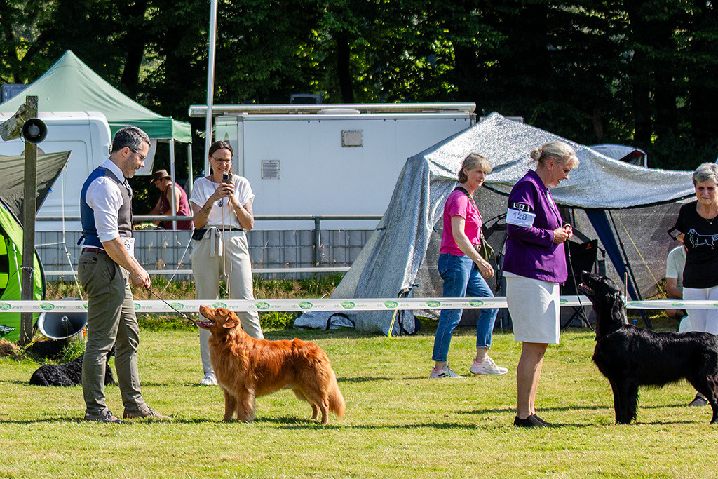 Edison steht in perfekter Pose vor Stephan und lächelt zu ihm hoch