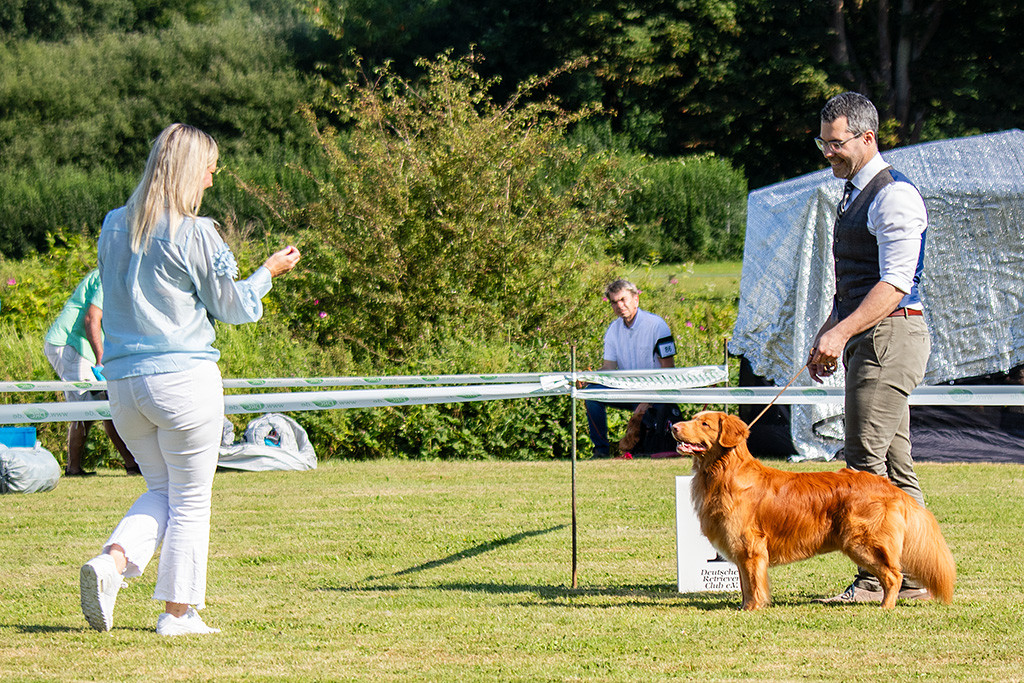Newton schaut lächelnd hoch zur Richterin, die frontal auf ihn zuläuft