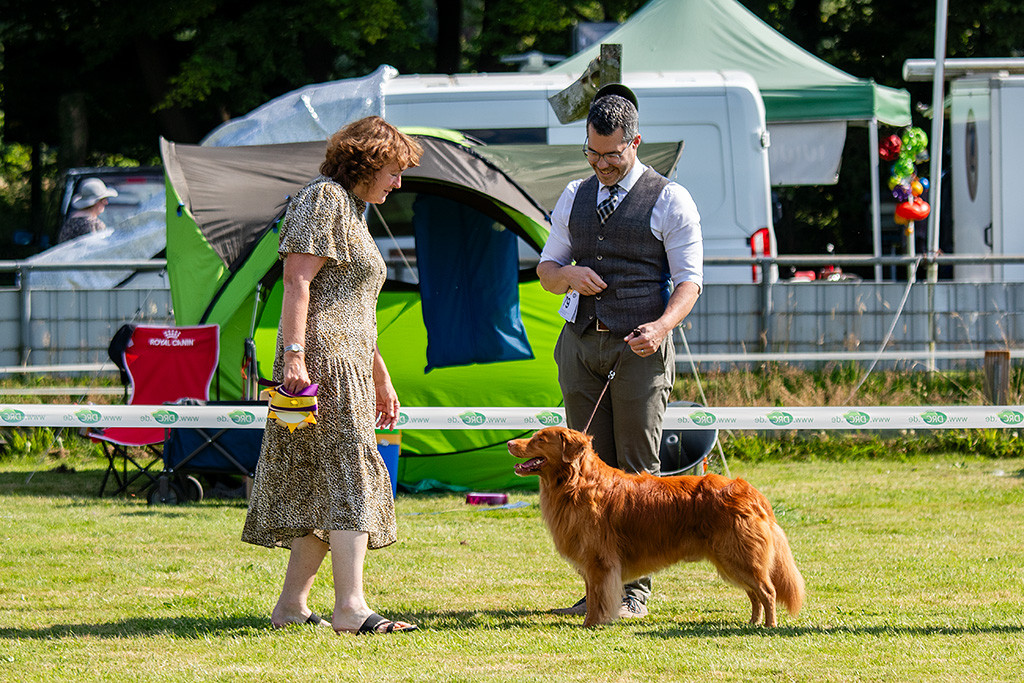 Edison steht in Pose während die Richterin ihn begutachtet