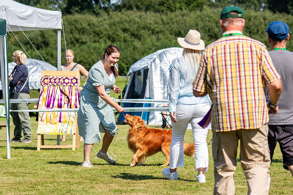 Edison freut sich zusammen mit Ann-Kathrin, die die Glückwünsche der Richterin entgegennimmt