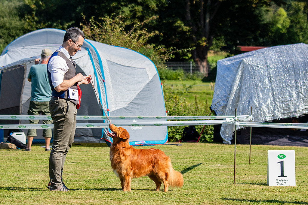 Newton steht freudig vor Stephan, der die Siegerschleife in Händen hält