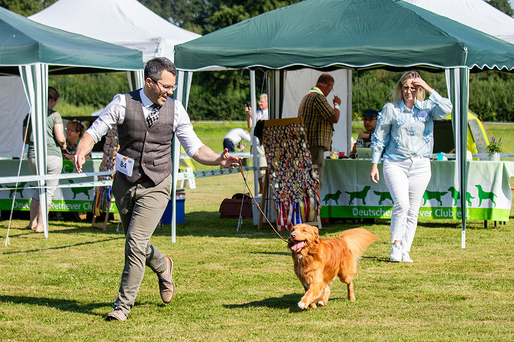 Newton läuft freudestrahlend an Stephans Seite durch den Ring