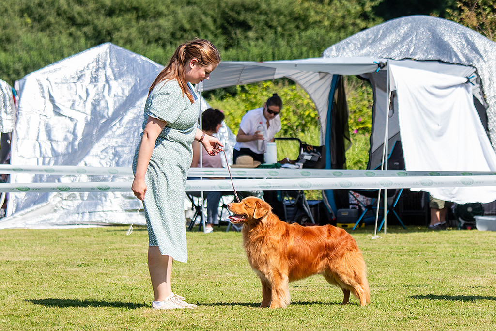 Edison steht frontal vor Ann-Kathrin in Pose