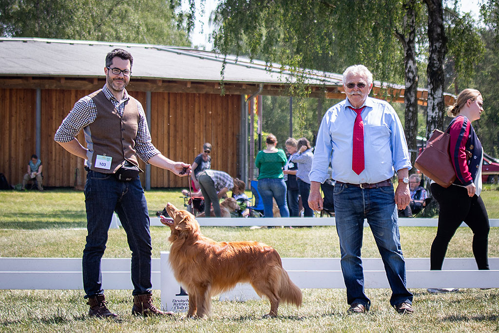 Edison posiert frech grinsend als Erstplatzierter zwischen Stephan und dem RIchter