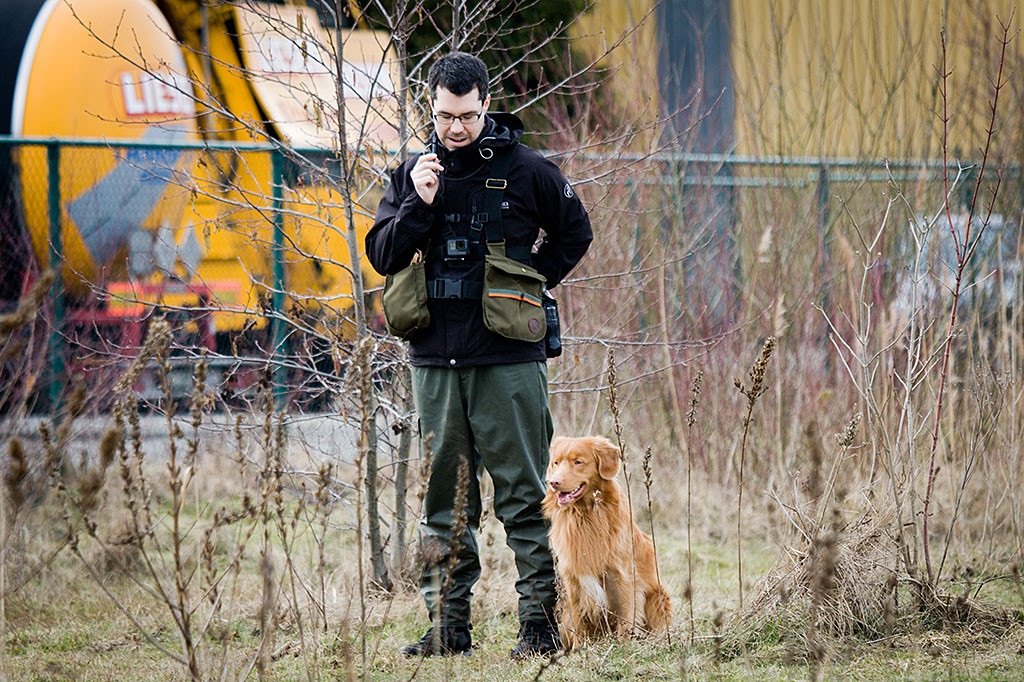 Edison sitzt neben Stephan und schaut fokussiert geradeaus