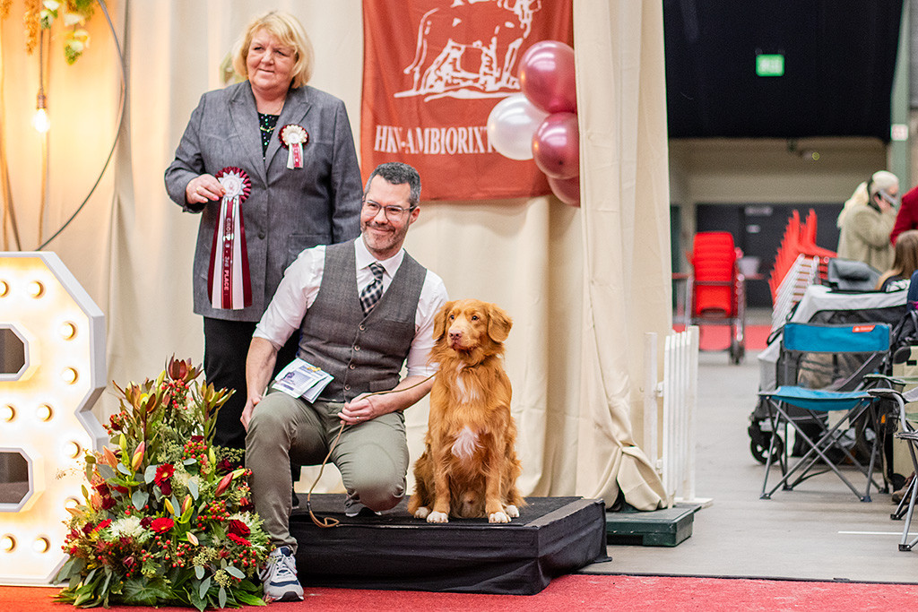 Newton sitzt neben Stephan auf dem Podium für den dritten Platz in Gruppe 8