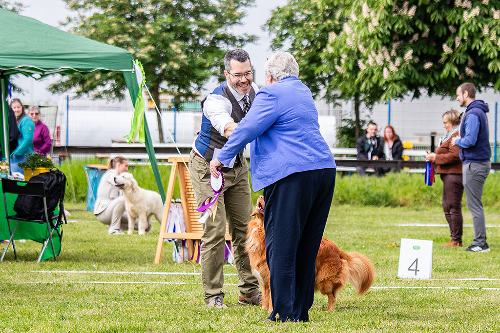 Newton schaut nach oben während die Richterin Stephan die Siegerschleife überreicht
