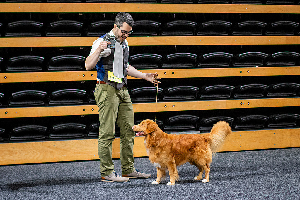 Newton stellt sich neben Stephan in Pose