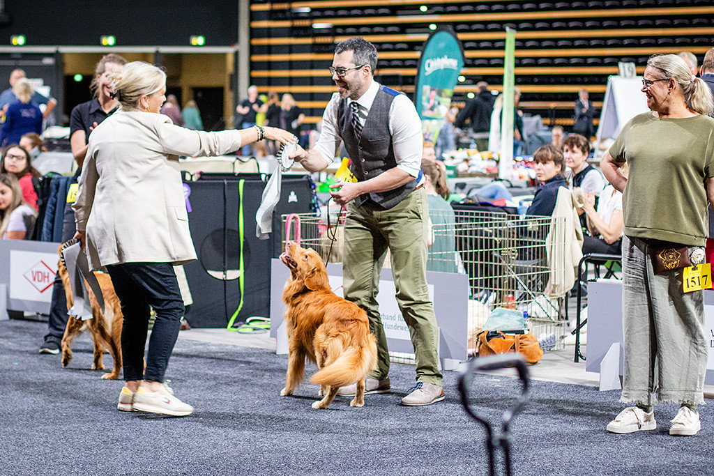 Newton freut sich mit Stephan, der die BOB-Schleife von der Richterin bekommt