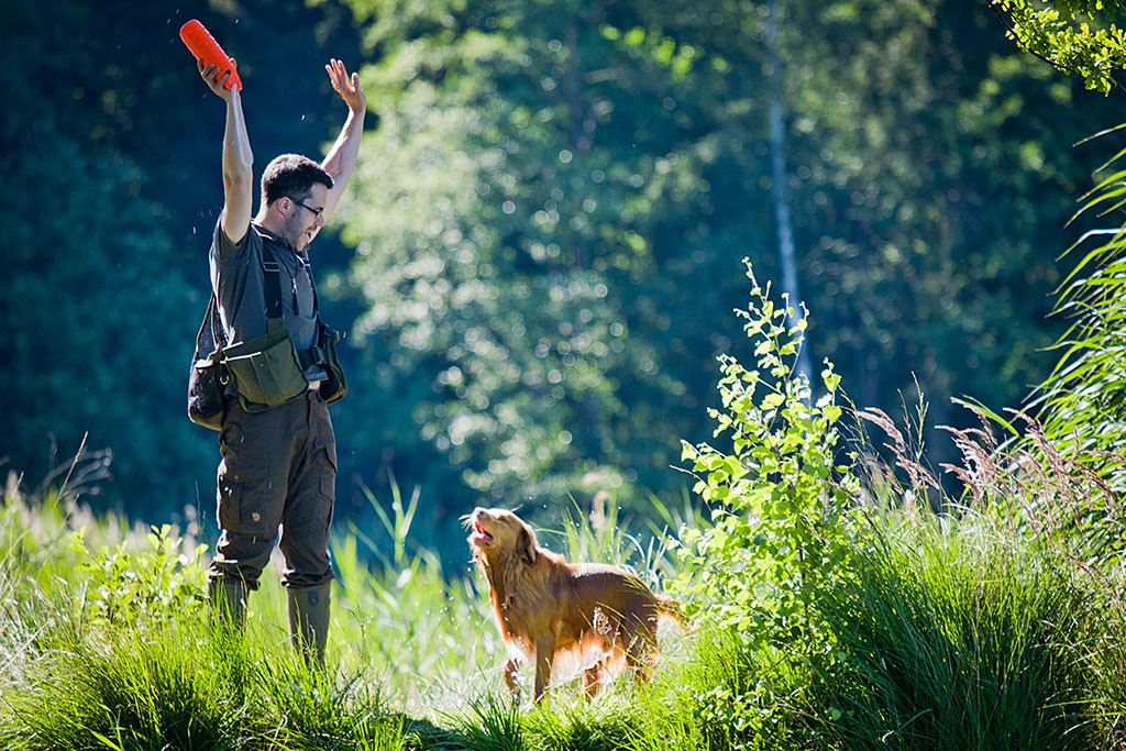 Edison kurz vorm Schütteln steht neben Stephan, der den Dummy in Siegespose nach oben streckt