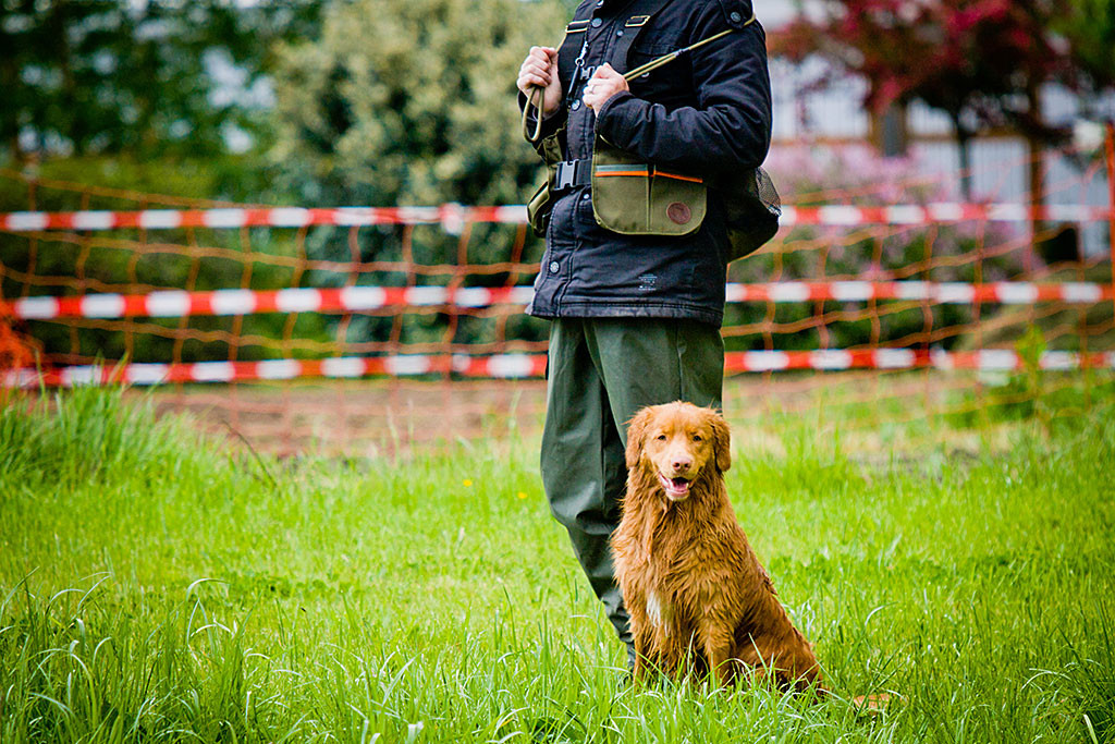 Edison sitzt an Stephans Seite und lächelt in die Kamera