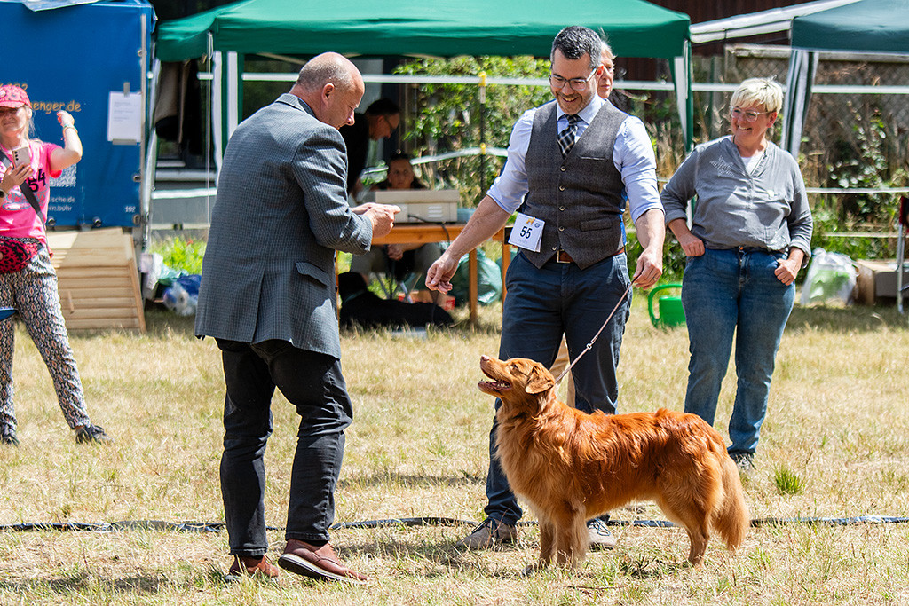 Edison steht an Stephans Seite und lächelt dabei hoch zum Richter, der ihn sich frontal anschaut