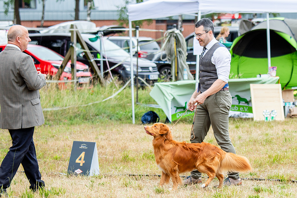 Newton steht an Stephans Seite und schaut dabei fragend hoch zum Richter, der auf ihn zugeht