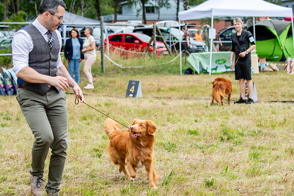 Newton schaut Stephan lächelnd bei der Wende auf der Geraden an