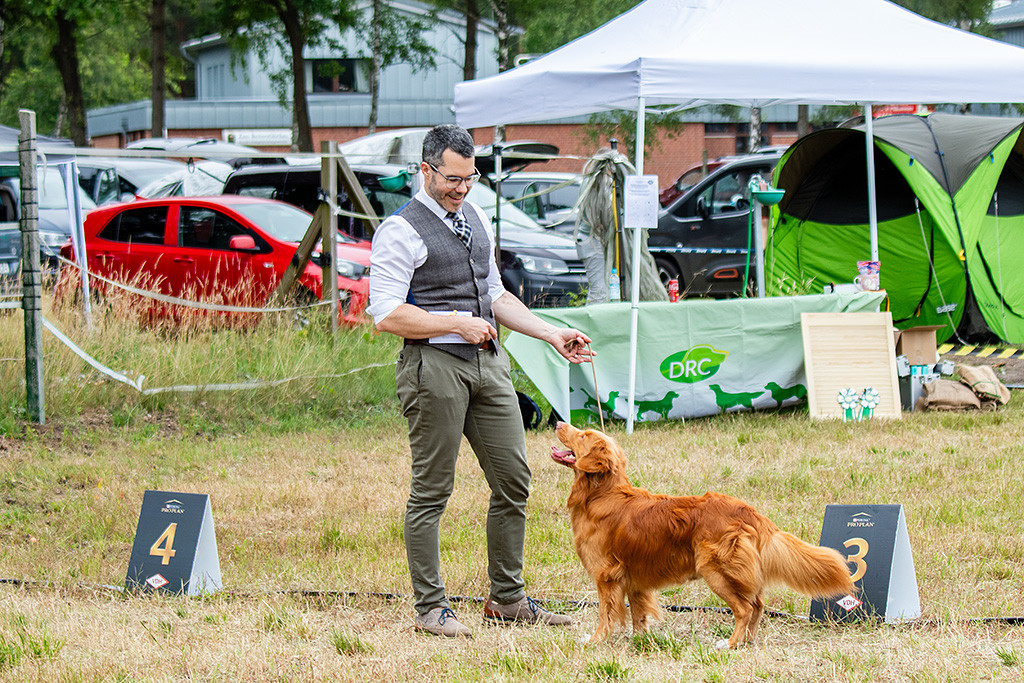 Newton steht frontal vor Stephan in Pose und lächelt zu ihm hoch