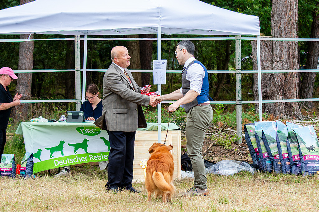 Edison steht zwischen Stephan und dem Richter, der ihm zum ersten Platz bei den Veteranen gratuliert