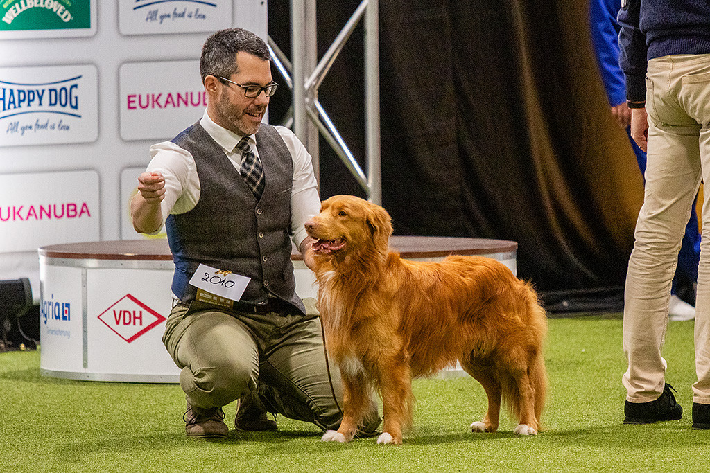 Newton schräg von vorn aufgenommen, Stephan knieend dahinter im Ehrenring