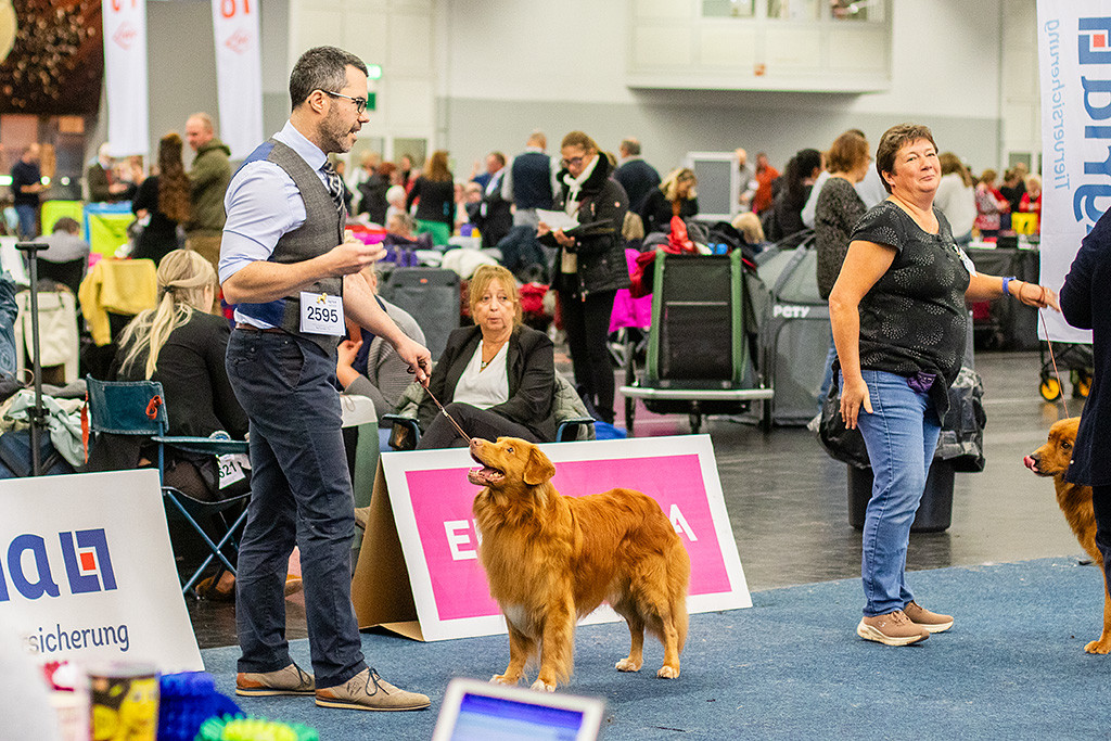 Edison steht vor Stephan in Pose und lächelt zu ihm hoch