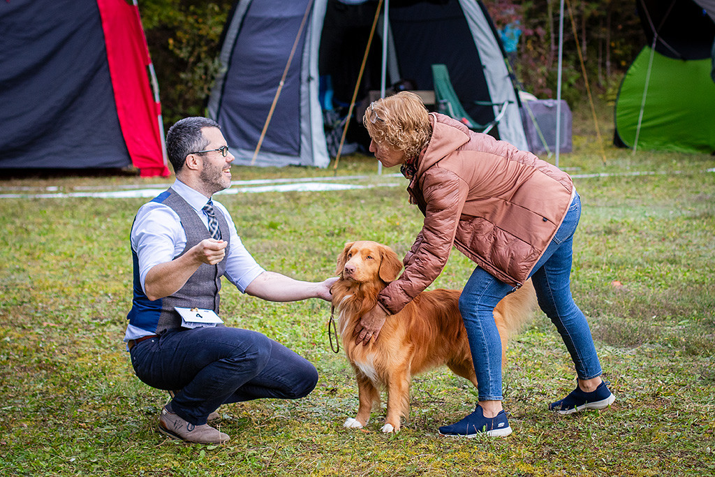 Newton wird von Richterin Kati Heiskanen abgetastet, die währenddessen mit Stephan über ihn redet