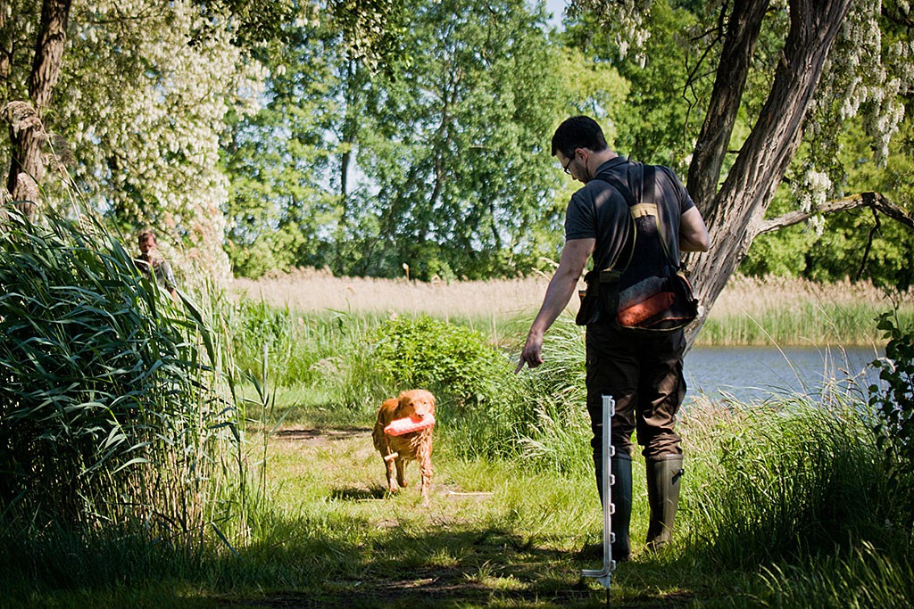 Edison kommt mit einem Dummy im Fang zurück zu Stephan