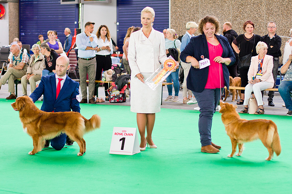 Rider und Gwenny beim Siegerfoto mit der Richterin
