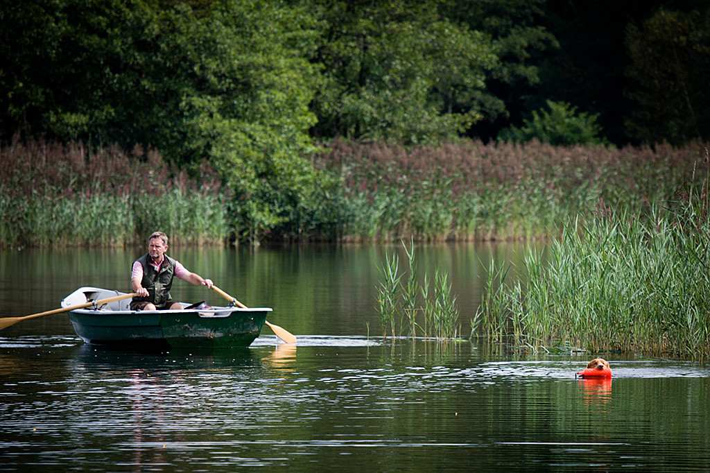 Edison hat sich den Dummy geschnappt, den Carsten aus dem Boot geworfen hat